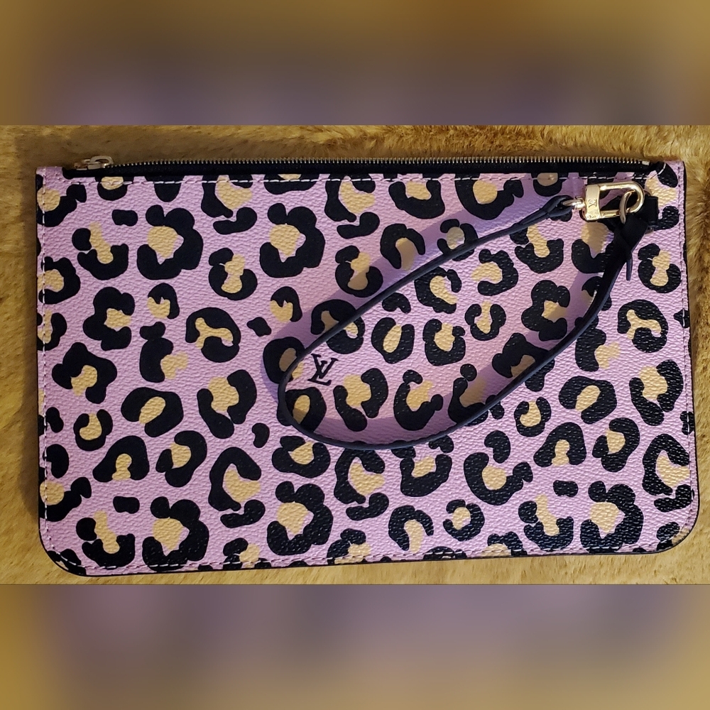 Authentic Louis Vuitton Wild At Heart Wristlet Pouch Pink/Black Animal Print